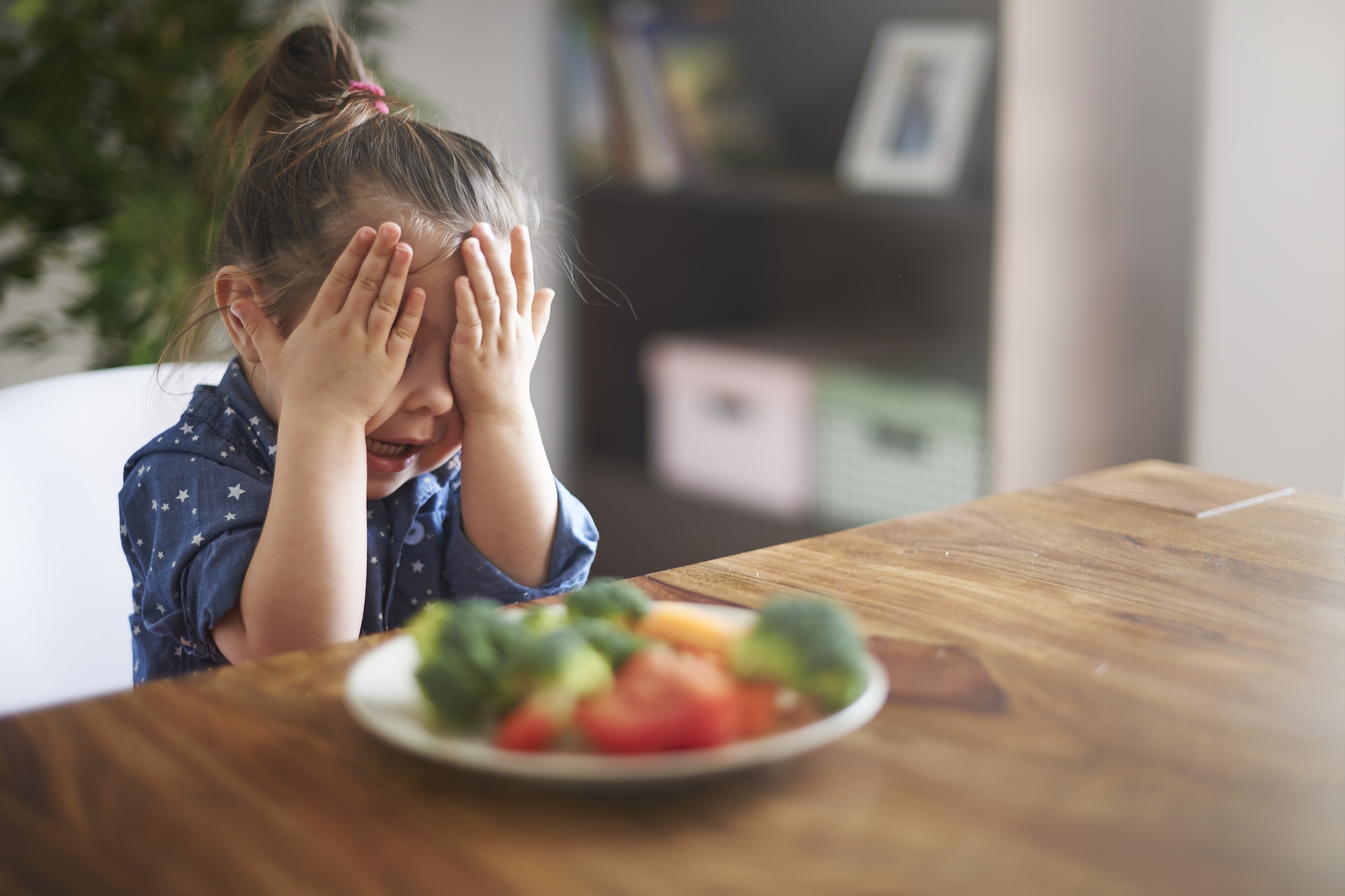 little-girl-doesn-t-want-eat-vegetables